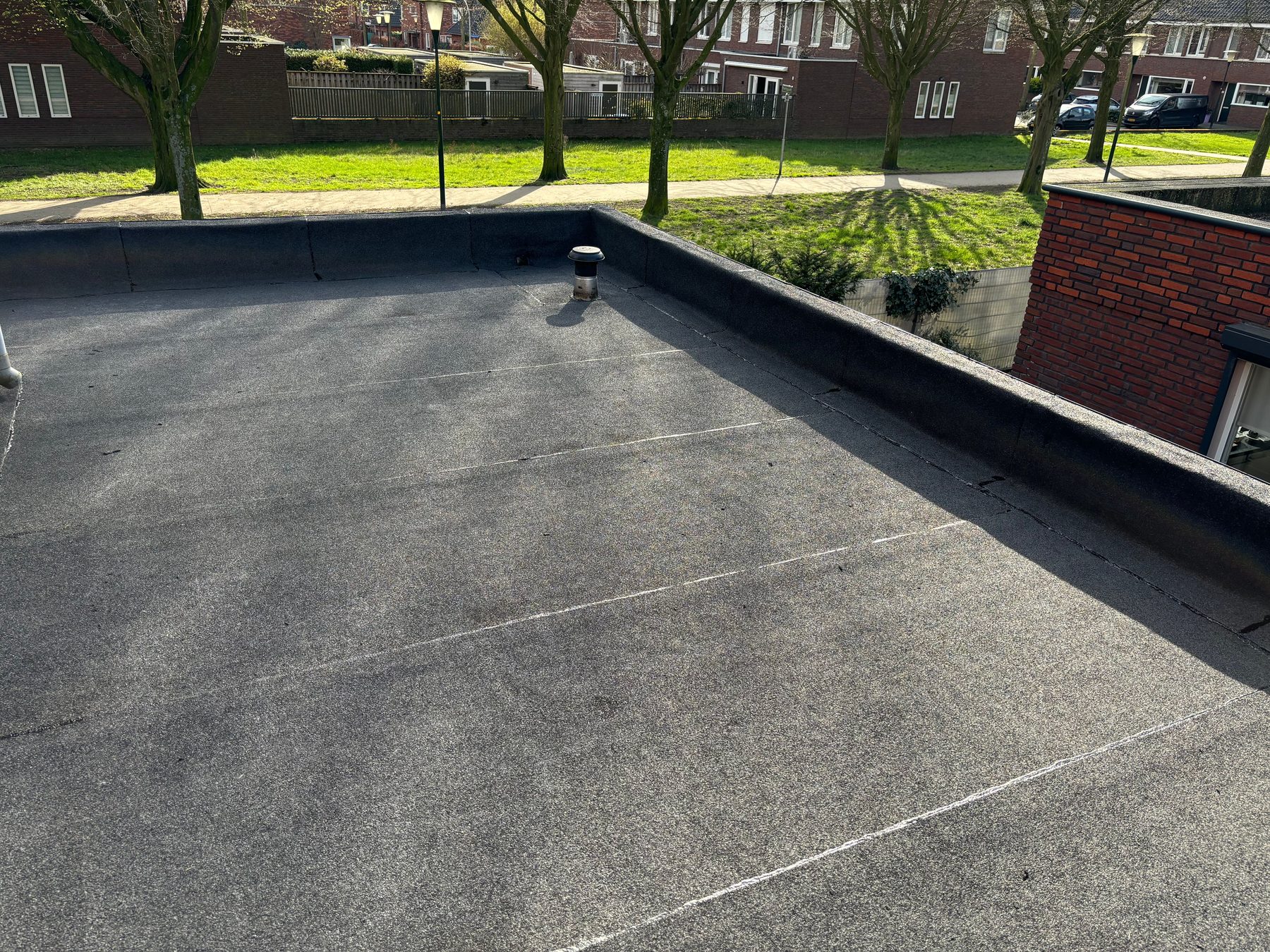 Volledig vernieuwd plat dak met naadloze bitumen dakbedekking